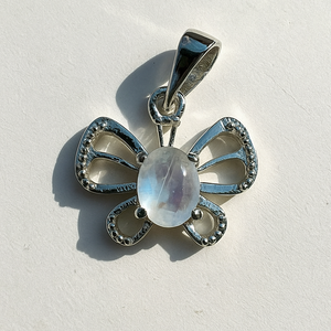 จี้รูปผีเสื้อทำจากมูนสโตนแท้ 100% ดีไซน์มินิมอลสำหรับทุกเพศ ชุบโรเดียม เงินแท้ จี้ห้อยคอคุณภาพดี Rhaya - Product Image 1