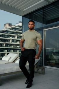 Vente en gros de t-shirts personnalisés côtelés à col haut et manches courtes pour hommes, t-shirts couleur olive, vêtements de sport respirants, prix d'usine, t-shirts pour hommes - Product Image 3