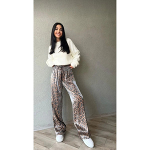 Pantaloni a gamba larga con stampa leopardata collezione base - Product Image 4