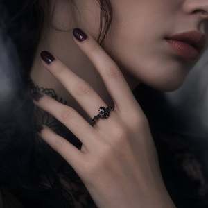 Anillo Jeulia gótico negro con diseño de alas de murciélago y corte de ataúd - Product Image 2