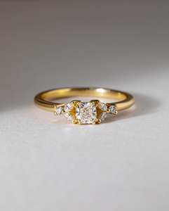 Anillo de compromiso CZ con corte de cojín de 6mm con piedras laterales en oro | Joyería nupcial elegante para boda - Product Image 1