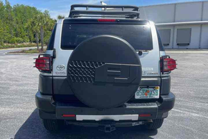 Toyota FJ Cruiser 2024 d'occasion, boîte manuelle 6 vitesses, 4x4 intégral, différentiel arrière autobloquant, conduite à gauche, sièges en cuir, écran tactile, xénon - Product Image 2