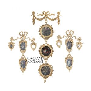 Cadres muraux ornés en laiton doré ensemble décoratif avec plusieurs œuvres florales en porcelaine décoration vintage faite à la main design de luxe - Product Image 1