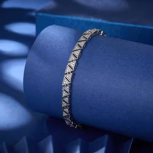 Bracelet de tennis élégant de 4.50mm de long Moissanite étincelante éthique et diamants conçus pour l'élégance quotidienne - Product Image 1