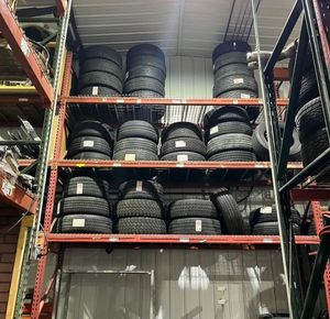 ยางเรเดียลแบบแข็ง ขนาด 295/45R21 สำหรับรถยนต์นั่งส่วนบุคคล พร้อมการรับประกัน 3 ปี จาก SI - Product Image 1