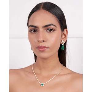 สร้อยคอจี้ทองเหลืองชุบทองคำขาวรุ่น Emerald Pop 2.0 ประดับเพชรและมุก - Product Image 1