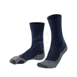 Calcetines deportivos transpirables diseñados para hombres y mujeres, cómodos para entrenamiento en el gimnasio, correr y uso diario activo. - Product Image 4