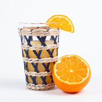 Pichet en jonc de mer bleu foncé tressé à la main et design écologique de style bohème du Vietnam pour tasses et soucoupes à thé