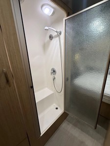 2017 pour FLYING CLOUD 25' TRAILER RV CAMPER avec alimentation intégrée et espace de préparation, design moderne, avec garantie - Product Image 6