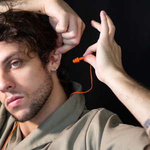 Bouchons d'oreilles en silicone UMP à trois languettes NRR/sf. Protection auditive réutilisable hypoallergénique 18 dB avec option cordon pour la réduction du bruit - Product Image 6