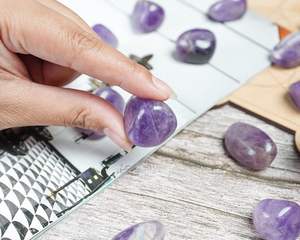 Pierres de guérison en améthyste naturelle-Méditation Reiki et cristaux d'énergie-Pierres précieuses en améthyste dégringolées en vrac - Product Image 5