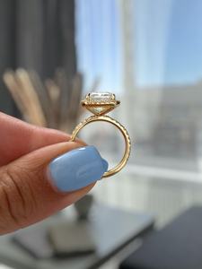 Bague de fiançailles créative en or jaune 14K plaqué platine avec halo de diamants de laboratoire taille radiant de 4,00 carats et bande pavée - Product Image 2