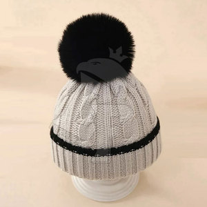 Bonnets en fourrure de qualité supérieure fabriqués pour un maximum de confort et de chaleur avec une texture pelucheuse Matériau durable et look tendance - Product Image 2