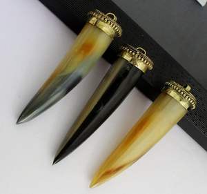 Colgante de Cuerno de Búfalo Natural Pulido a Mano de Alta Calidad con Trabajo en Latón, Joyería India HF CRAFTS para Fiestas - Product Image 1