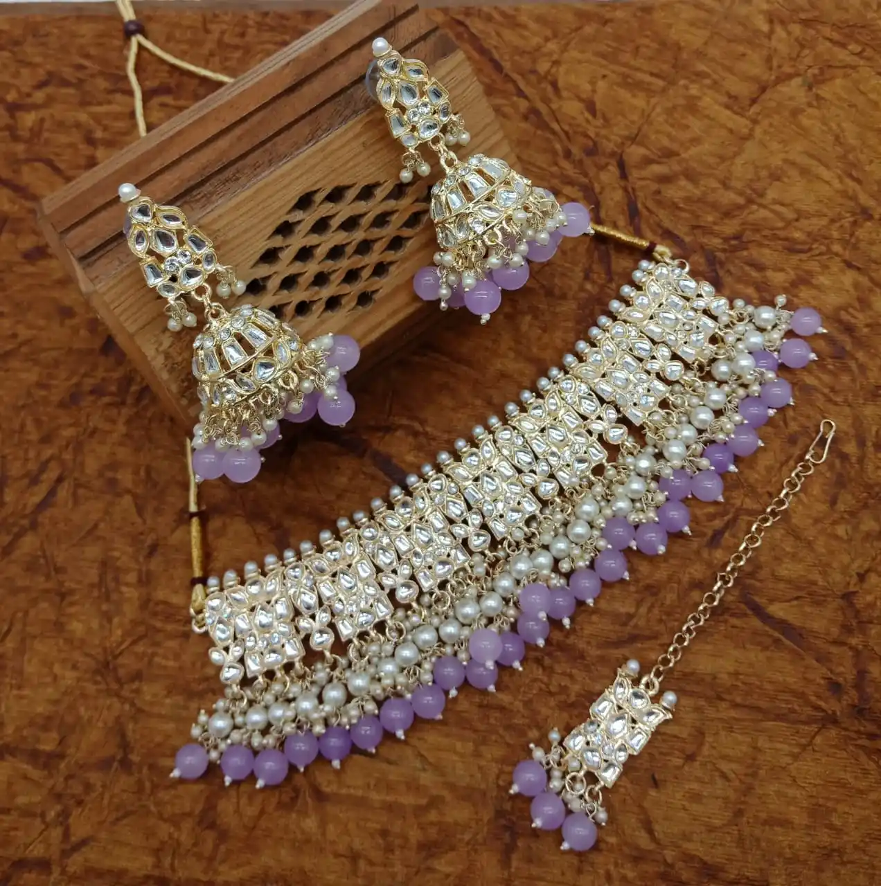 Bijoux en perles plaqué or ensemble de bijoux pour femmes fête Western Wear bijoux de mariage collier de perles serti de boucles d'oreilles et Mang tikka