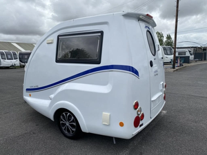 Achetez une caravane de luxe bien construite pour les voyages en famille et le camping, conforme aux normes de sécurité avancées, offrant confort et commodité, à vendre. - Product Image 4