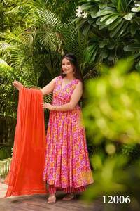 Kurti de Seda Maslin de Diseño Elegante con Estampado, Pantalón y Dupatta, Suministro al por Mayor de Fábrica, Compra en Línea en India - Product Image 5