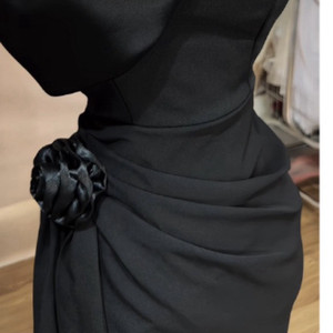 [Favorito] DR211 Gira cada cabeza con este vestido de satén con un escote floral meticulosamente diseñado que exuda confianza - Product Image 5