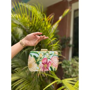 Bolso de Mano Tipo Clutch con Bordado Floral Rosa y Cuentas - Hecho a Mano, de Lujo, con Cierre de Cremallera - Product Image 1