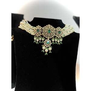 Collier ras du cou en perles Emerald Royale, accessoire de mariage élégant avec forme de diamant taille émeraude - Product Image 1
