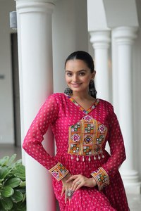 Collection Navratri Robe en soie fausse Georgette pour femme Kutchi Patchwork et imprimé Bandhani pour les fêtes - Product Image 4