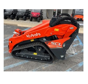 รถตักอเนกประสงค์ Kubota scl1000 ที่มีประสิทธิภาพ มาพร้อมความสูงในการยกของที่สูงถึง 84.7 นิ้ว และระบบควบคุมจอยสติ๊กคู่ที่ออกแบบตามหลักสรีรศาสตร์ - Product Image 1