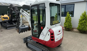 Mini-excavatrice Takeuchi TB235-2 d'occasion de qualité supérieure, avec godet de 0,12 m, cabine PLC, chenilles en caoutchouc, lame angulaire et boîte de vitesses haute performance - Product Image 6