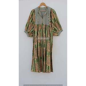 Vestido midi de algodón con estampado de tigre y cuello profundo, silueta holgada - Product Image 5