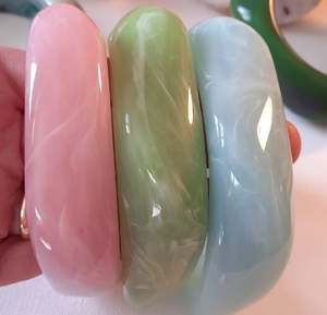 Brazaletes grandes de estilo vintage, joyería de resina acrílica de moda con material principal de moda de acero inoxidable - Product Image 4