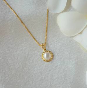 Ensemble de perles rondes classiques serties dans un cadre de perles dorées. Beauté intemporelle, disponible à prix de gros. Parfait pour tout style - Product Image 1