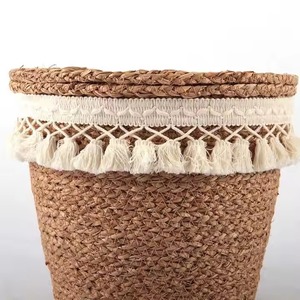 ตะกร้าสานงานฝีมือรักษ์โลก ทำจากหญ้าทะเลธรรมชาติและผักตบชวา ดีไซน์ยืดหยุ่น ผลิตในเวียดนาม เหมาะสำหรับใส่ผ้า - Product Image 5