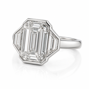 Bague pour femme LILABA ENTERPRISE en or blanc 18 carats avec pierres latérales en forme de trapèze et diamant de laboratoire taille émeraude, clarté F VVS2, certifiée IGI - Product Image 2