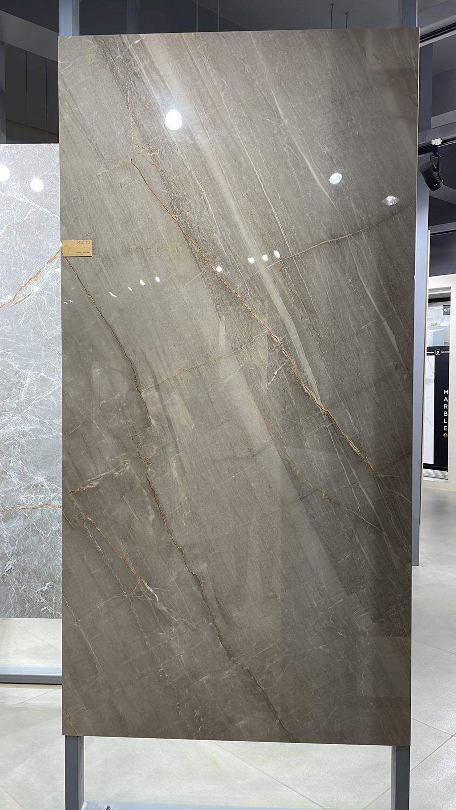 สีน้ำตาล