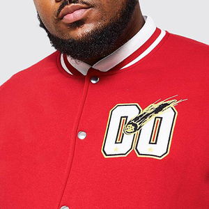 แจ็คเก็ตวาร์ซิตี้ผู้ชายคอลเลคชั่นใหม่ปี 2025 คุณภาพสูง ตกแต่งด้วยผ้าเชนิลล์ ดีไซน์ยอดเยี่ยม คอตั้ง ปักโลโก้ได้ตามต้องการ สำหรับฤดูหนาว ทรงบาง สไตล์ไฮสตรีท - Product Image 5