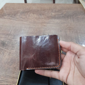 Portefeuille bifold en cuir véritable pour homme fait à la main, marron, design vintage fin, avec plusieurs emplacements pour cartes et fabrication fine, durabilité - Product Image 1