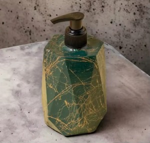 Ensemble de salle de bain de style minimal vert avec or pour la décoration intérieure distributeur de porte-savon essentiel support de brosse à dents et support polyvalent - Product Image 3