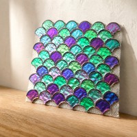 Tuile de mosaïque en verre marocain à effet écaille de poisson, finition brillante mate irisée bleu vert arc-en-ciel, pour crédence de salle de bain et décoration murale de cuisine
