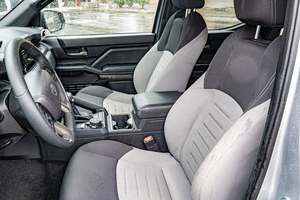 Pick-up tout-terrain de taille moyenne d'occasion 2025, édition TRD Off-Road - Product Image 3