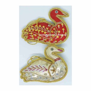 Broderie Zari faite à la main couleur blanche ornements suspendus de Noël pour la décoration de fête de Noël pour les acheteurs à faible coût - Product Image 1