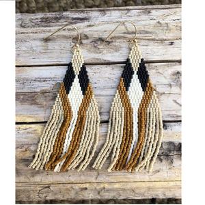 Classique écologique Huggie boucles d'oreilles à la main perle de rocaille broderie violet/jaune/vert perlé plume Festival bijoux - Product Image 1