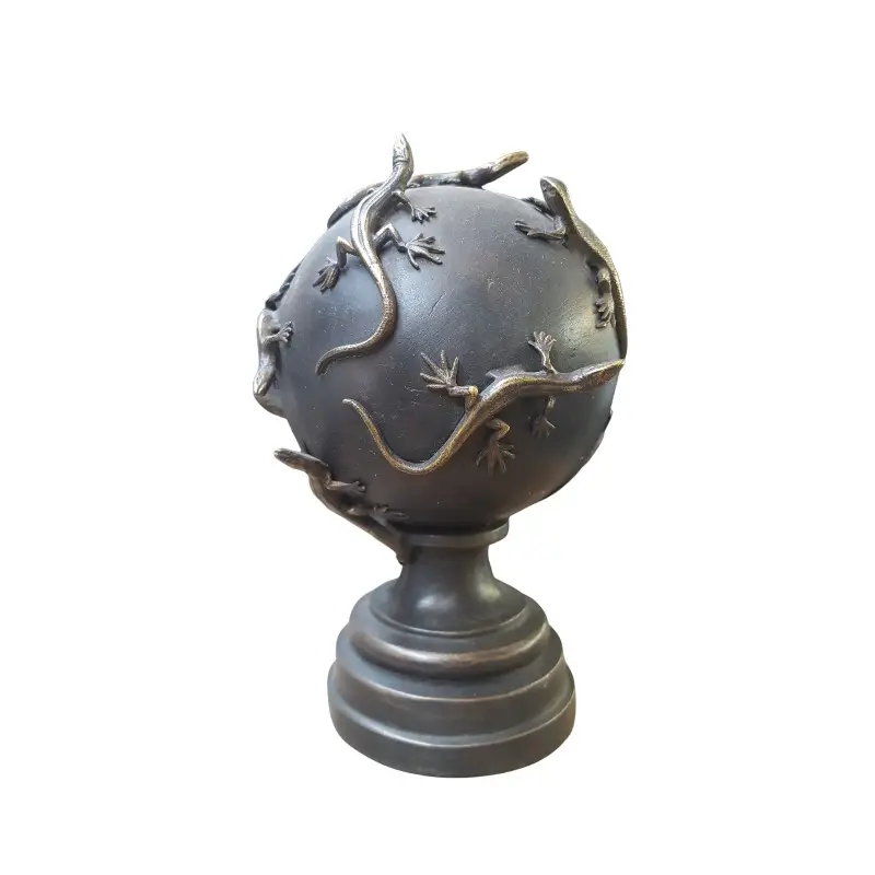 Decorazione a sfera in bronzo fatta a mano con base e lucertola patina personalizzabile fusa in italia per la decorazione domestica diam.12 x 16 cm