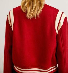 เสื้อแจ็คเก็ตเบสบอลผู้ชายสีแดง คอตั้งสไตล์อังกฤษ กันน้ำ ระบายอากาศได้ดี เป็นมิตรกับสิ่งแวดล้อม ใส่ได้สองด้าน สไตล์ไฮสตรีท สำหรับฤดูหนาว - Product Image 3