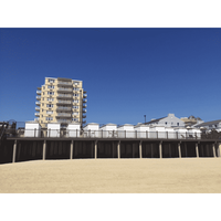Vestiaire extérieur traditionnel en bois imperméable pour piscine avec compartiments privés