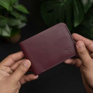 Portefeuille en cuir fin pliable WF Leathercraft No.77 (Bordeaux & Bleu) en cuir pleine fleur tanné végétal fait main et gaufré pour homme - Product Image 1