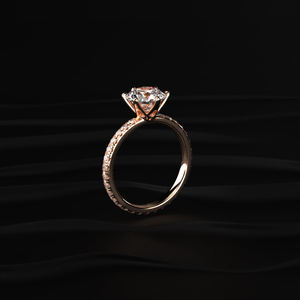 Impresionante anillo de compromiso de oro rosa con moissanita redonda brillante de 2 quilates, banda fina con pavé, elegante joyería nupcial para vendedores de comercio electrónico - Product Image 3
