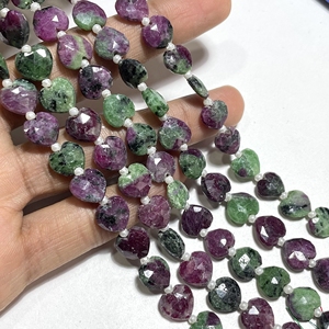Ruby Zoisite facetado en forma de corazón Briolette Beads 10MM Natural Vertical Drill Stone Beads al por mayor - Product Image 2