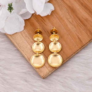 Boucles d'oreilles pendantes minimalistes en laiton faites à la main pour femmes, bijoux légers de forme libre, fabricant en gros en Inde - Product Image 1