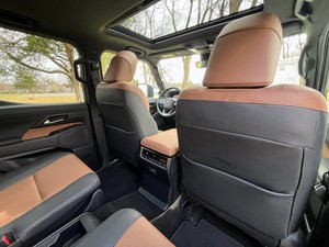 PERFECTO 2025 Le-xus G-X550 Premium+ con HUD, TRANSMISIÓN AUTOMÁTICA, MOTOR V8, PANTALLA TÁCTIL - Product Image 4