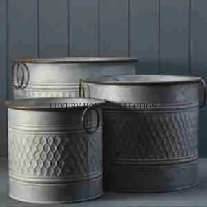 Bac à plantes de jardin galvanisé robuste pour planter des fleurs, des légumes et des herbes dans un décor rustique de style ferme - Product Image 4