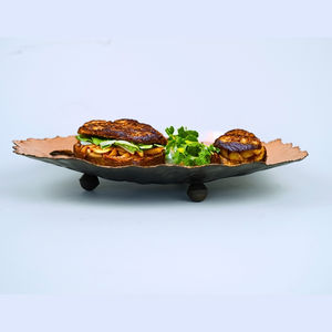 Assiette de service décorative artisanale en métal élégant de haute qualité pour collations, fruits ou desserts pour mariages divertissant invités - Product Image 2